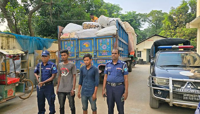 আশুলিয়ায় ২১ লাখ টাকার পলিথিনসহ ট্রাক জব্দ